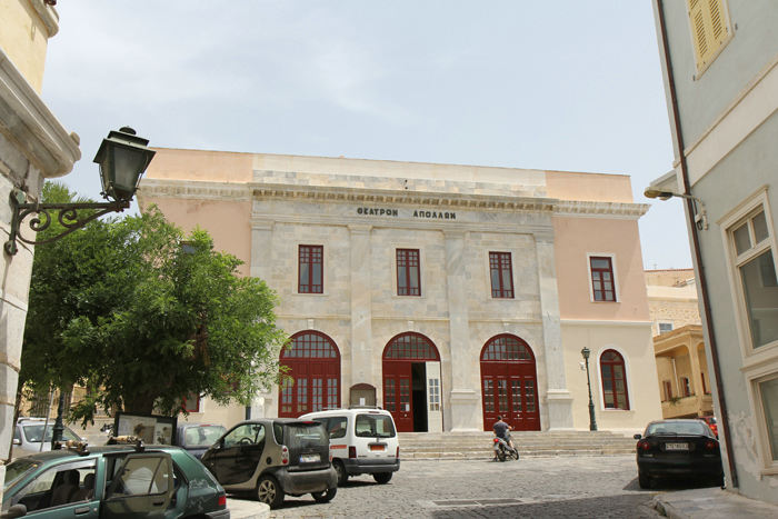 Apollo Teateret i Ermoupolis på Siros. Det er bygget som en minikopi af det berømte La Scala i Milano.  