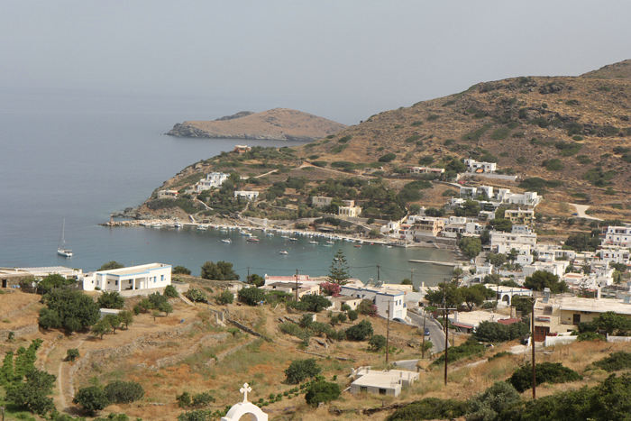 Vi lejede bil og var en tur rundt på Siros. Her et vue ud over Finikas Bay med Finikas by til højre i billedet.