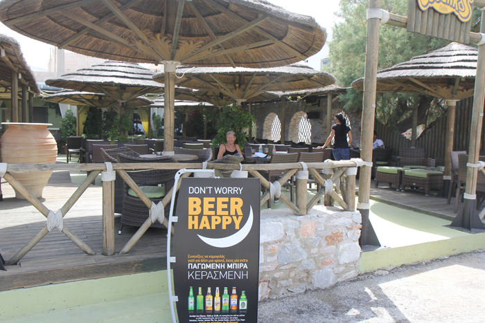 Skipperinden nyder en forfriskning på en cafe/bar i Kini. Godt slogan!