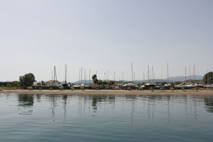 Evoiko Sea Center set ude fra vandet, vor sommerhavn i 2014. Der er ingen bedding eller kaj, kun stranden. Det var næsten havblik den dag, vi kom på land. 