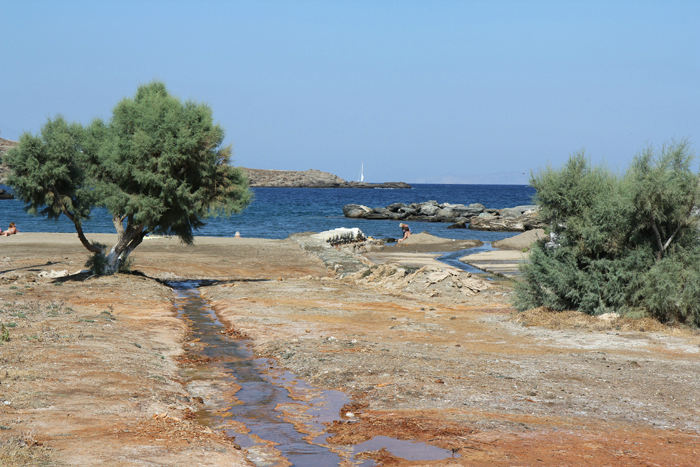 På Kythnos findes der flere meget varme og jernholdige kilder. Her en i nærheden af havnen i Loutra på Kythnos. Vandet var virkelig varmt.
