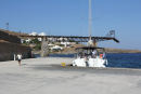 Før i tiden var der en stor udskibning af jernmalm fra Kythnos. Den er for længst hørt op, men resterne af den rustne udskibningsrampe er der stadig.