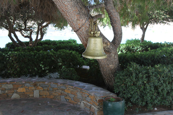 Klokke uden for kirken og klosteret Panagia Kanale by på Kythnos. Kirken og klosteret ligger i dejlige skyggefulde omgivelser. 