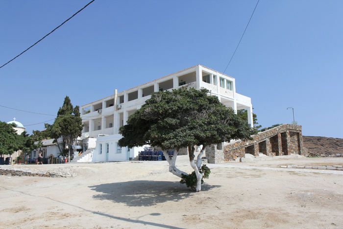 Klosteret Panagia Kanale i Kanale by på Kythnos. Et forholdsvis nyt kloster, men det så noget forfaldent ud, især øverste etage, som sikkert ikke bliver brugt.
