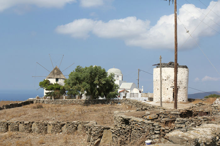 Nogle gamle vindmøller og en kirke på vejen mellem Agios Dimitrios og Dryopida på Kythnos.