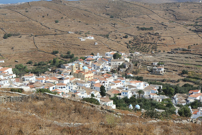 Landsbyen Dryopida med de røde tegltage inde midt på Kythnos. Byen var oprindeligt center for keramik, men nu er der kun en pottemager tilbage.