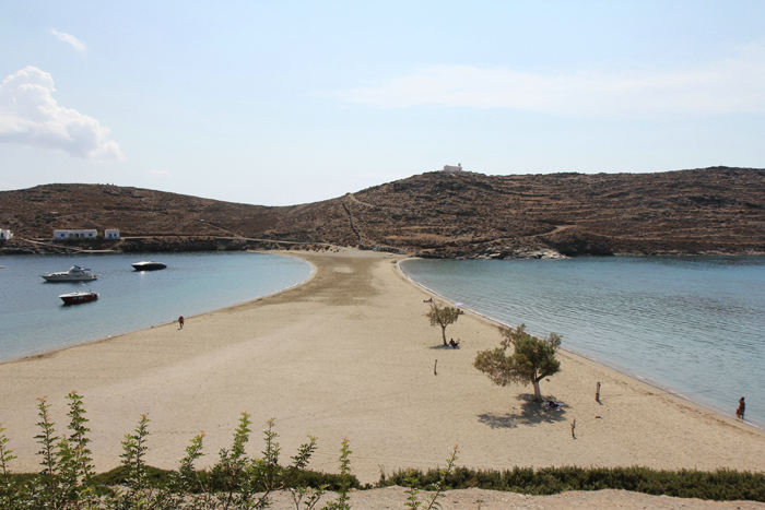 Kolona med den brede sandtange, der forbinder øen Agios Loukas med fastlandet. Der var flotte strande på begge sider af tangen.
