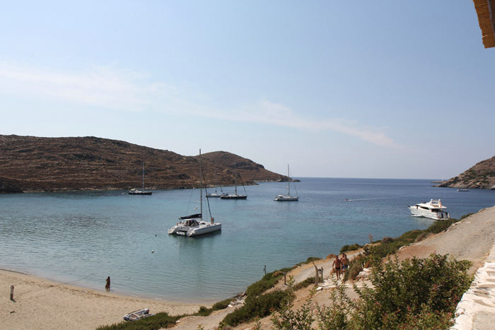 Ankerbugten og stranden på vestsiden af tangen i Kolona. Her ligger bådene også med agterenden mod tangen. Vinden kom ind fra begge sider og steg til vejrs over tangen. 