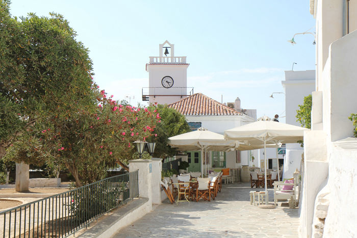 Chora på Kythnos med det gamle klokketårn. 