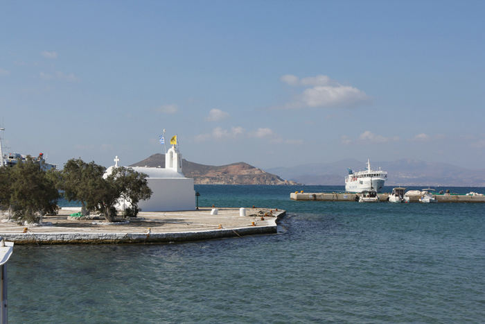 Den lille kirke på den lille klippeø ude midt i havnen på Naxos.