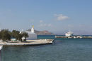 Den lille kirke på den lille klippeø ude midt i havnen på Naxos.