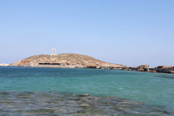 Øen Palatia med Apollon tempelruinen lige nord for havnen på Naxos. Vi forsøgte at komme derud, men søerne skyllede ind over dæmningen – fangede desværre ikke et sprøjt.  
