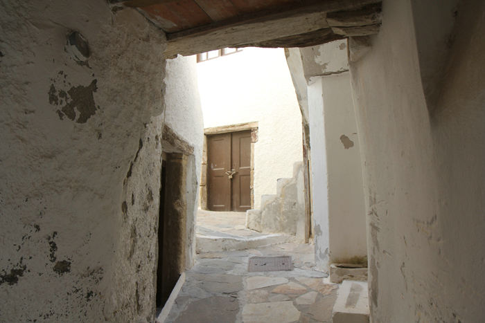 Her er vi kommet lidt ud i udkanten af Chora på Naxos. Det er typisk for kykladebyerne, at man bygger husene sammen og laver gennemgange. Så støtter de hinanden ved jordskælv.