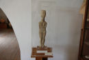 Kvindestatuette med foldede arme er typisk for kykladerne. Hovedet er kastet lidt bagover. En af mange figurer på det Arkæologiske Museum i Naxos.  