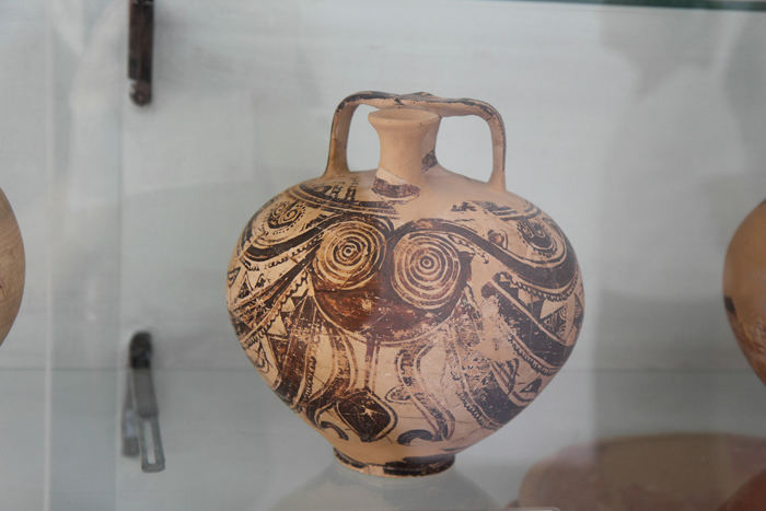 En af de mange store og meget velbevarede vaser på det Arkæologiske Museum i Naxos.