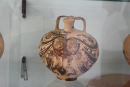 En af de mange store og meget velbevarede vaser på det Arkæologiske Museum i Naxos.