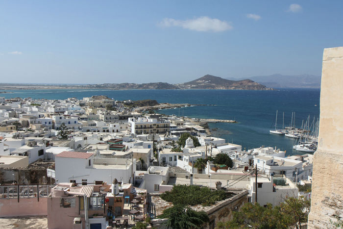 Udsigten oppe fra kulturhuset i Chora på Naxos ned over havnen. Vi ligger lige bag muren til højre i billedet. 