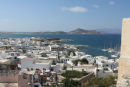 Udsigten oppe fra kulturhuset i Chora på Naxos ned over havnen. Vi ligger lige bag muren til højre i billedet. 