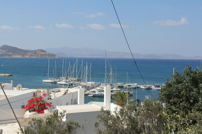 Udsigten oppe fra Chora på Naxos ned over havnen og farvandet mellem Paros og Naxos. Hvis man ser godt efter, kan man se de store skumtoppe ude i sundet. Vi lå fint i læ i Naxos Marina.