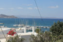 Udsigten oppe fra Chora på Naxos ned over havnen og farvandet mellem Paros og Naxos. Hvis man ser godt efter, kan man se de store skumtoppe ude i sundet. Vi lå fint i læ i Naxos Marina.