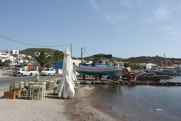 En lille taverne indrettet helt ude i vandkanten i bunden af havnen Skala på Patmos. Ved siden af et lille værft for små fiskerbåde.