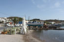 En lille taverne indrettet helt ude i vandkanten i bunden af havnen Skala på Patmos. Ved siden af et lille værft for små fiskerbåde.