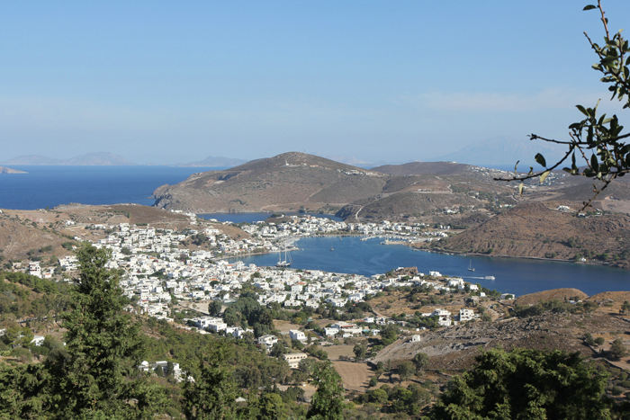 Udsigten fra den gamle vej og ned over havnen Skala på Patmos.