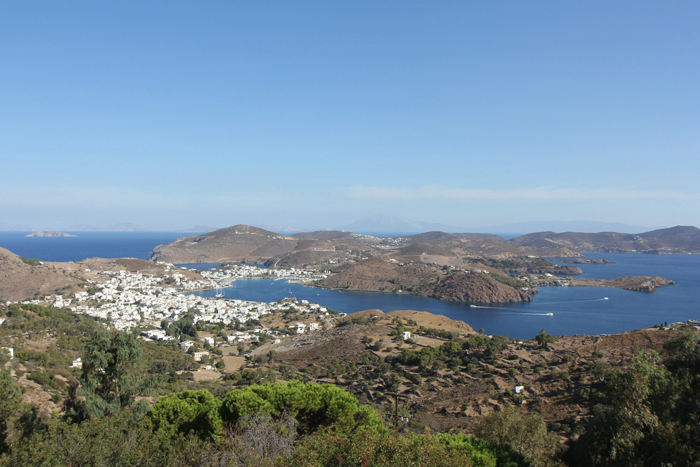 Udsigten oppe fra Johannes-Klosteret og ned over havnebyen Skala på Patmos, samt indsejlingen til havnen og området uden for havnen med alle vigene. Et flot område. 