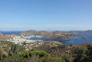Udsigten oppe fra Johannes-Klosteret og ned over havnebyen Skala på Patmos, samt indsejlingen til havnen og området uden for havnen med alle vigene. Et flot område. 