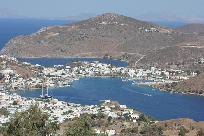 Havnen i Skala på Patmos set oppe fra Johannes-Klosteret. Skala ligger på en smal tange, der deler Patmos i en nord- og en syddel. 