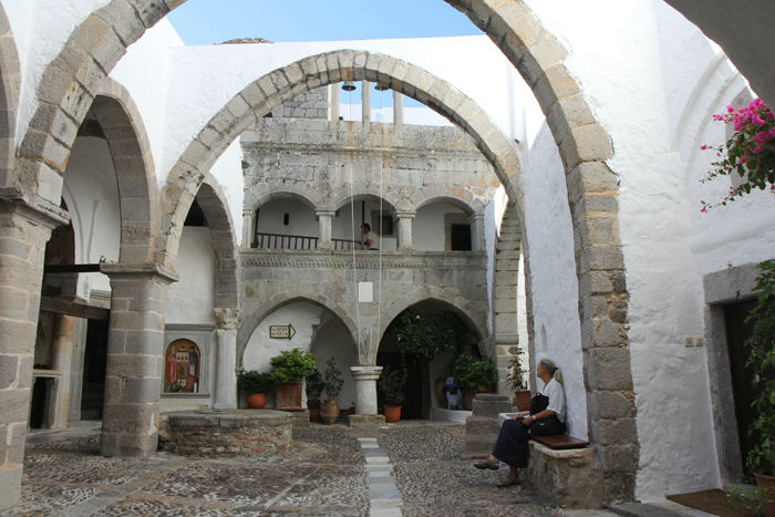Indgangspartiet i Johannes-Klosteret på Patmos. Klosteret er bygget som en fæstning med 15 meter høje mure.