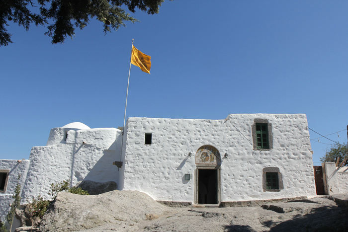 Indgangen til bygningskomplekset omkring Apokalypsegrotten. Det skulle være her, Johannes fik sin åbenbaring og dikterede Johannesevangeliet og Johannes’ Åbenbaring (kaldet Apokalypsen).