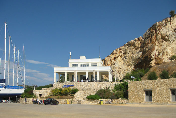 Leros Marinas Administrationsbygning og Cafe/bar. Flot marina med rigtig flotte faciliteter.