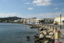 Lakki på Leros. Dodekaneserne var besat af italienerne fra 1912 til 1943. Mussolini anlagde en stor flådebase i bugten og ændrede byen Lakki totalt. Den blev lavet om til en italiensk udseende by.