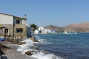 Vi var blæst inde på Leros i nogle dage. Her står bølgerne ind over molen og en taverne i havnebyen Agia Marina på østkysten.  
