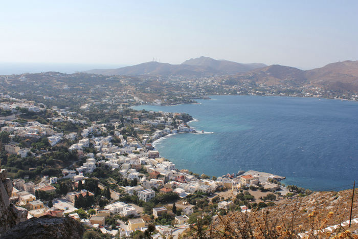 Udsigten oppe fra borgen Pandeli Kastro på Leros og ned over byen Agia Marina.