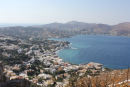 Udsigten oppe fra borgen Pandeli Kastro på Leros og ned over byen Agia Marina.