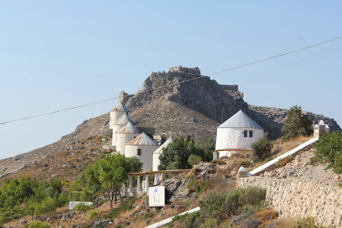 Tæt på borgen Pandeli Kastro på Leros ligger en række gamle vindmøller. Det så ud, som om de blev brugt til sommerhus/udlejning.