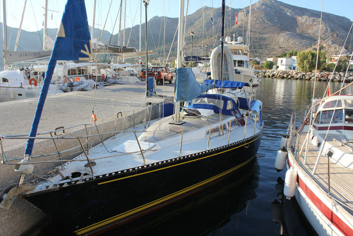 En tyrkisk båd i havnen Livadia på Tilos. Båden var opbragt af den græske Coast Guard. De fandt 40 flygtninge stuvet sammen nede i kahytten. Båden ser meget bedre ud på billedet, end den så ud på nært hold. 