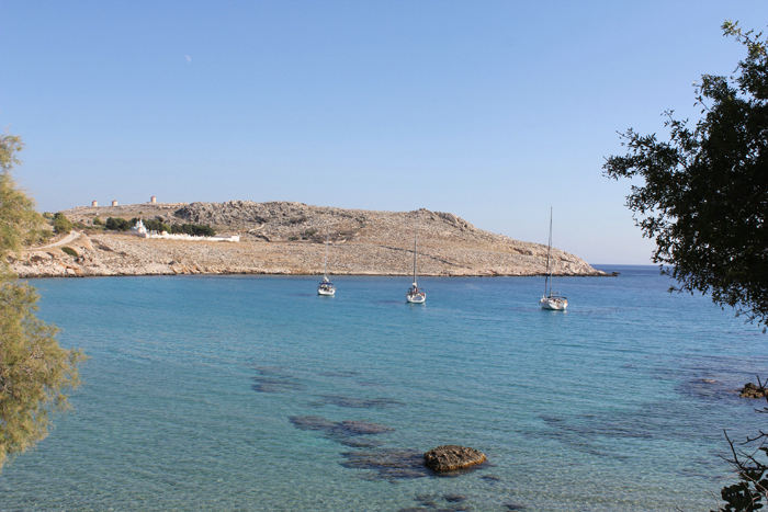 Der var en rigtig flot ankerbugt lige nord for havnebyen Emborio på Halki. Læg mærke til det krystalklare vand.