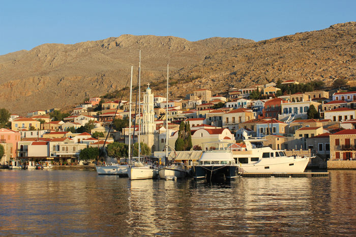 Morgenstemning i Emborio på Halki. Vi har lige forladt flydebroen. Bagved ses det flotte klokketårn på kirken.