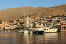 Morgenstemning i Emborio på Halki. Vi har lige forladt flydebroen. Bagved ses det flotte klokketårn på kirken.