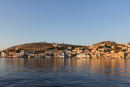 Morgenstemning i Emborio på Halki. Byen ligger rundt omkring bugten. Her vestsiden af bugten med de gamle vindmøller på toppen af bakken.