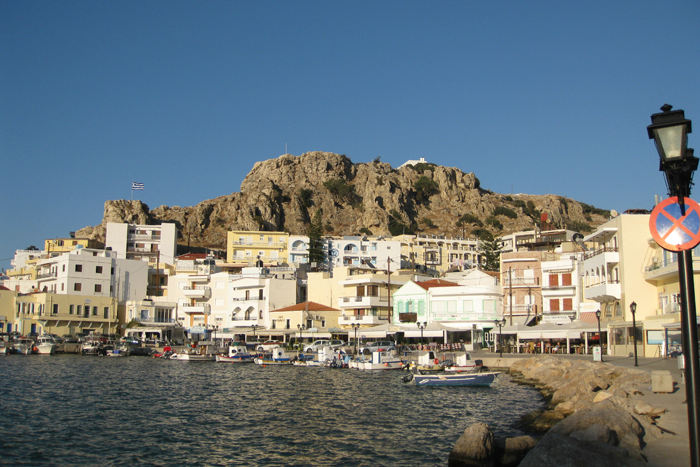 Havnen Pigadia på Karpathos. Selv i den inderste lave del af havnen, hvor mange lokale fiskere holdt til, var der pæne bølger. 