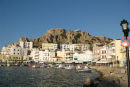 Havnen Pigadia på Karpathos. Selv i den inderste lave del af havnen, hvor mange lokale fiskere holdt til, var der pæne bølger. 