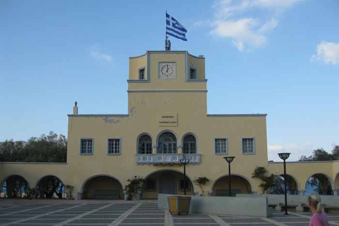 Pigadia på Karpathos. Den store bygning, der lå lige bag ved havnen, var indrettet til bl.a. museum.