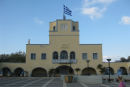 Pigadia på Karpathos. Den store bygning, der lå lige bag ved havnen, var indrettet til bl.a. museum.