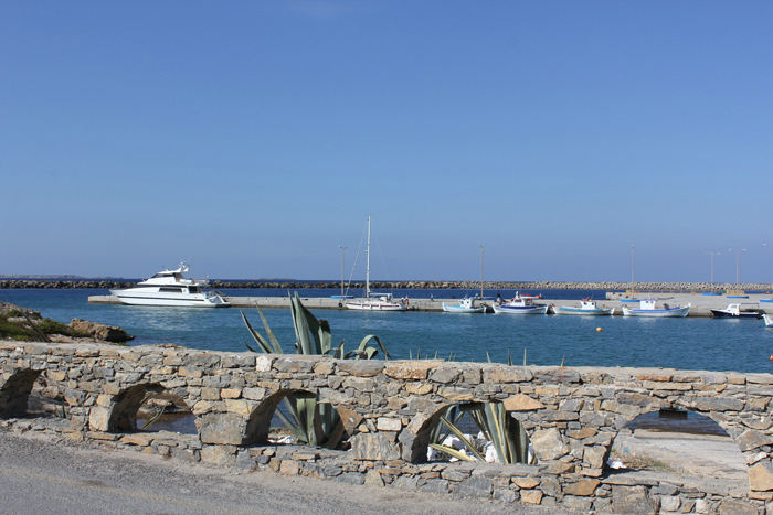 Den fine havn i Fri på Kassos. Her lå vi godt beskyttet af flere lag moler. Vi lå i den inderste del af havnen. Der var ikke mange gæster, så vi lagde os langskibs. 