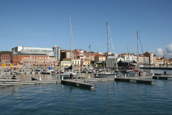 Der var god plads i havnen i Gijon. I den tid vi lå der, var vi 3-4 gæstebåde ved pontonen.