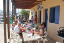 BBQ i Agios Nikolaos marina. Hver søndag eftermiddag, når vejret tillader det, bliver der arrangeret BBQ i sejlklubben. Det er nogle meget aktive englændere, der står for arrangementet.